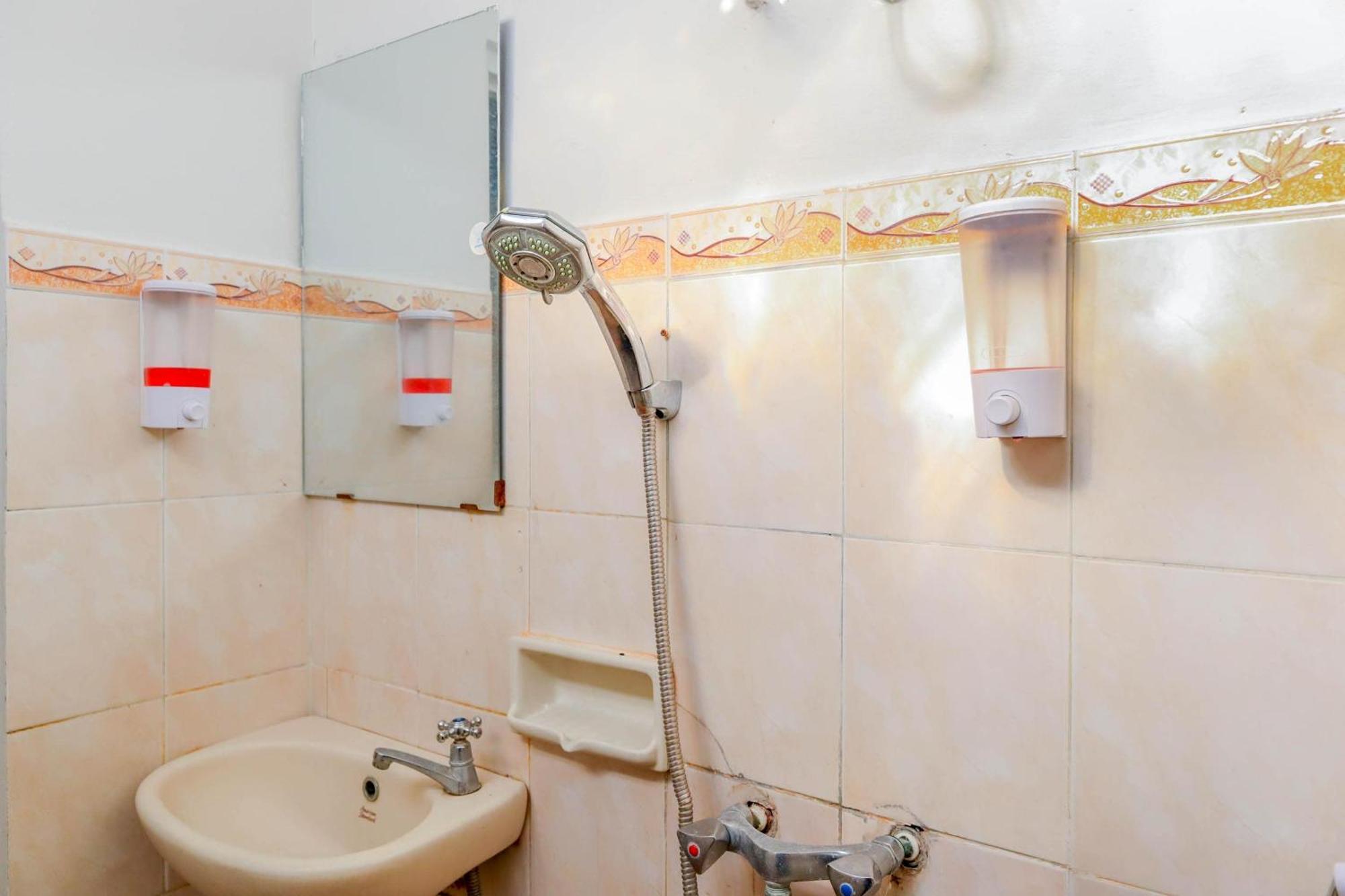 Oyo 1111 Pasar Baru Inn Jakarta Ngoại thất bức ảnh